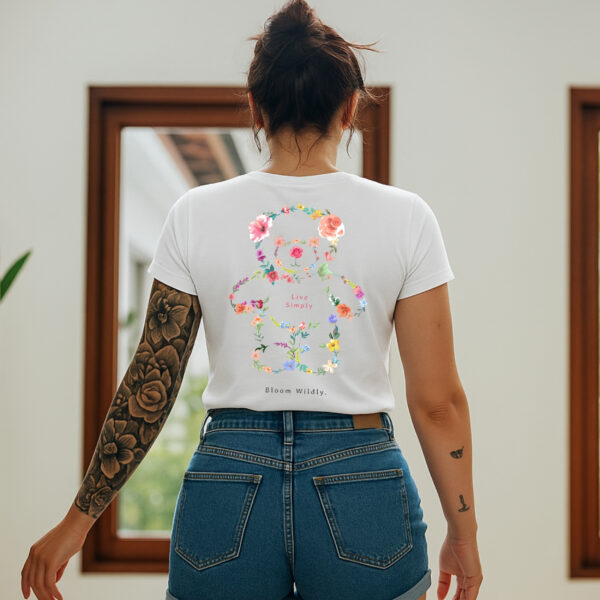 Camiseta Blanca Unisex “Live Simply” – Moda con Estilo Floral y Mensaje Positivo