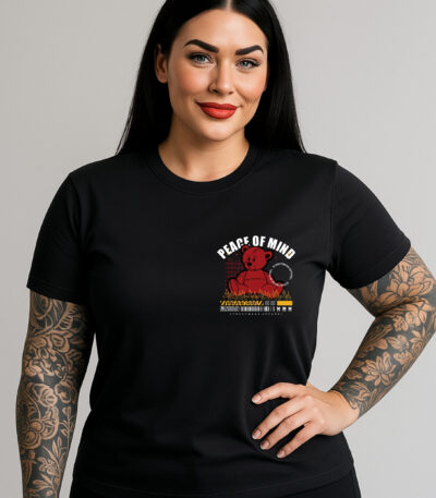 Camiseta Negra Unisex “Peace of Mind” – Diseño urbano con oso rojo y tipografía en contraste