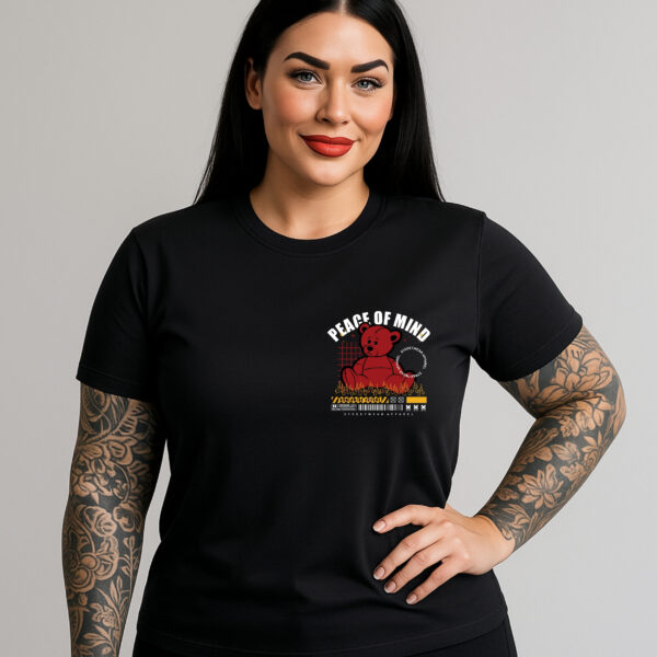 Camiseta Negra Unisex “Peace of Mind” – Diseño urbano con oso rojo y tipografía en contraste