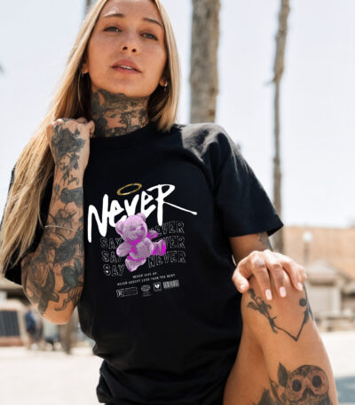 Camiseta Negra Unisex “Never Say Never” – Diseño con oso morado y mensaje motivador