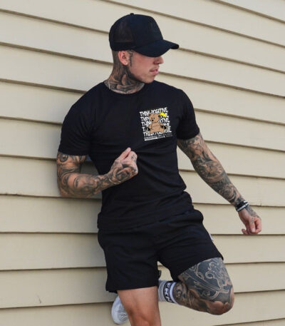 Camiseta Negra Unisex “Think Positive” – Diseño con oso y tipografía repetida