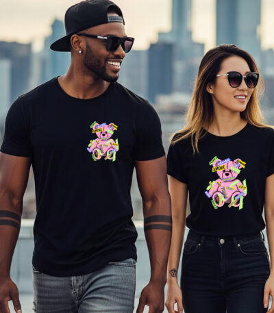 Camiseta Negra Unisex “Amore” – Diseño colorido con oso rosa y frases en neón