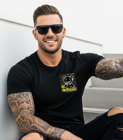 Camiseta Negra Unisex “Be Yourself” – Diseño con oso y tipografía en contraste