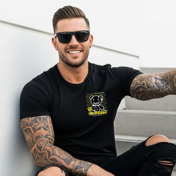 Camiseta Negra Unisex “Be Yourself” – Diseño con oso y tipografía en contraste