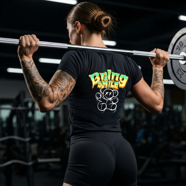 Camiseta Negra Unisex “Bring Smile” – Diseño trasero con oso y tipografía urbana
