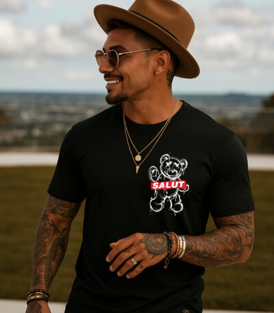 Camiseta Negra Unisex “Salut Bear” – Diseño con oso urbano y tipografía en rojo