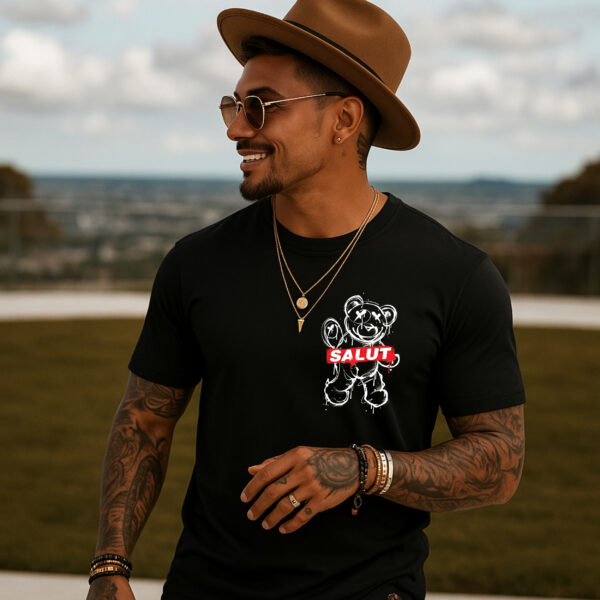 Camiseta Negra Unisex “Salut Bear” – Diseño con oso urbano y tipografía en rojo