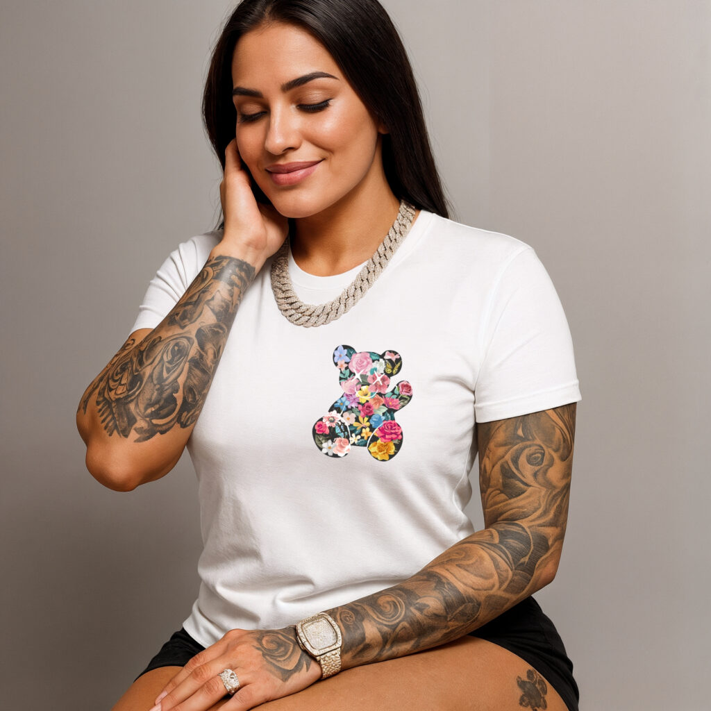 Camiseta Blanca Premium Unisex "Floral Bear" – Diseño Minimalista y Elegante con Toque Romántico