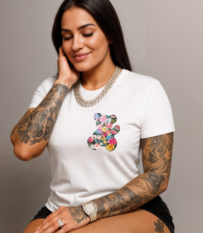 Camiseta Blanca Premium Unisex "Floral Bear" – Diseño Minimalista y Elegante con Toque Romántico