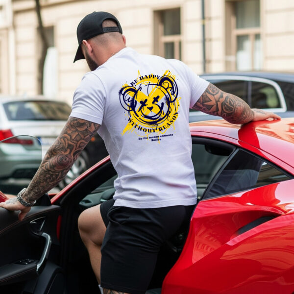 Camiseta Blanca Premium Oso Amarillo y Azul – Be Happy Without Reason – Streetwear Motivacional 190g Algodón