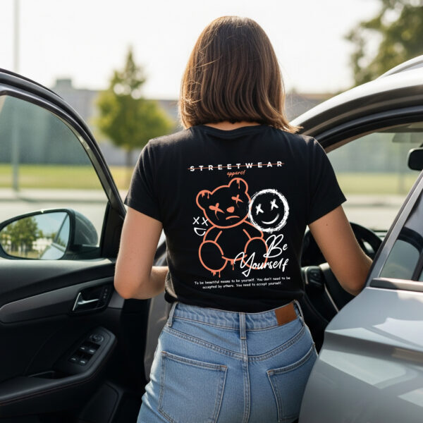 Camiseta Negra Unisex “Be Yourself” con Estampado Posterior – Streetwear de Algodón Premium
