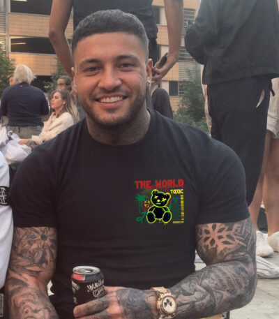 Camiseta Negra Unisex “The World Toxic” – Diseño con oso y estética urbana reggae