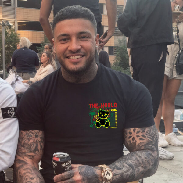 Camiseta Negra Unisex “The World Toxic” – Diseño con oso y estética urbana reggae