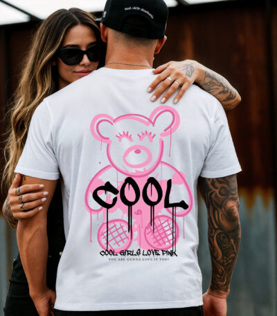 Camiseta Blanca Unisex “Cool Girls Love Pink” – Diseño Urbano con Oso Rosa en Algodón Premium 190g