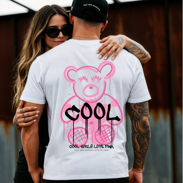 Camiseta Blanca Unisex “Cool Girls Love Pink” – Diseño Urbano con Oso Rosa en Algodón Premium 190g