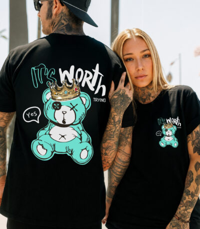 Camiseta Negra Unisex “It’s Worth Trying” – Diseño Urbano con Oso Turquesa y Corona en Algodón Premium 190g