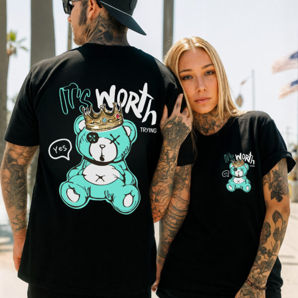 Camiseta Negra Unisex “It’s Worth Trying” – Diseño Urbano con Oso Turquesa y Corona en Algodón Premium 190g