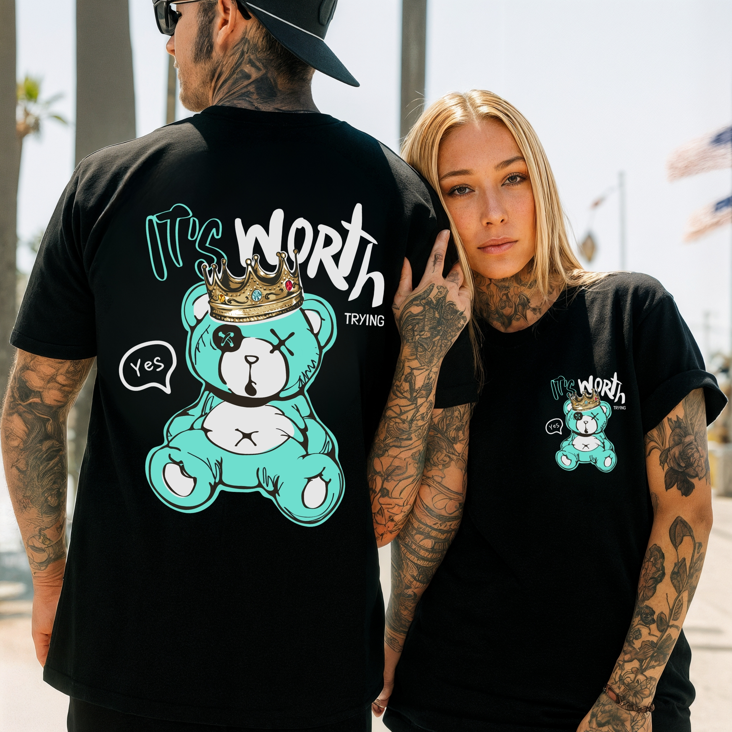 Camiseta Negra Unisex “It’s Worth Trying” – Diseño Urbano con Oso Turquesa y Corona en Algodón Premium 190g Camiseta Negra Unisex “It’s Worth Trying” – Diseño Urbano con Oso Turquesa y Corona en Algodón Premium 190g
