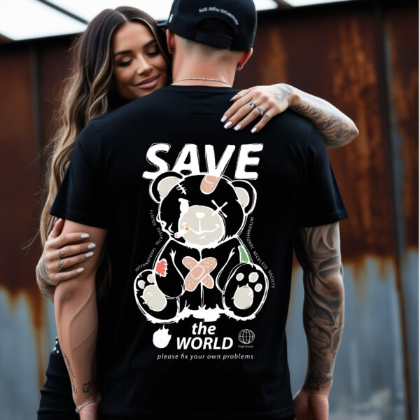 Camiseta Negra Unisex “SAVE the WORLD” – Diseño Urbano con Oso Vendado en Algodón Premium 190g.