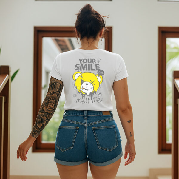 Camiseta Blanca Unisex “Your Smile” – Diseño alegre con oso amarillo