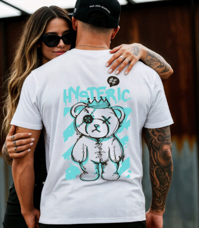 Camiseta Blanca Unisex “Hysteric” – Algodón Premium 190g | Estilo Urbano con Oso Rebelde