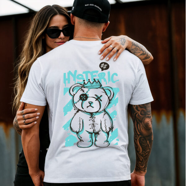 Camiseta Blanca Unisex “Hysteric” – Algodón Premium 190g | Estilo Urbano con Oso Rebelde