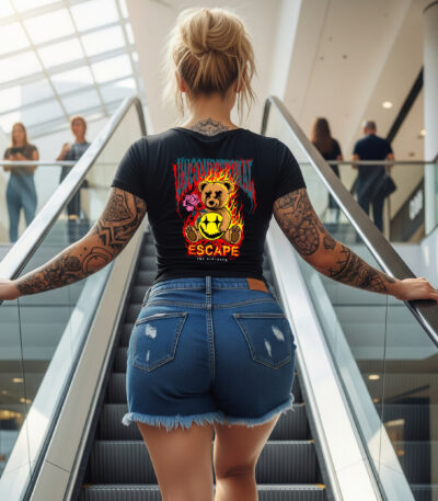 Camiseta Negra Unisex “Escape” – Diseño urbano con oso y llamas
