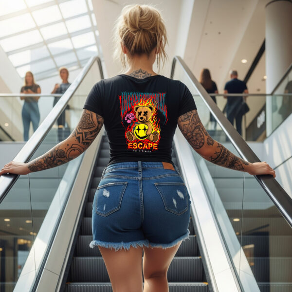 Camiseta Negra Unisex “Escape” – Diseño urbano con oso y llamas