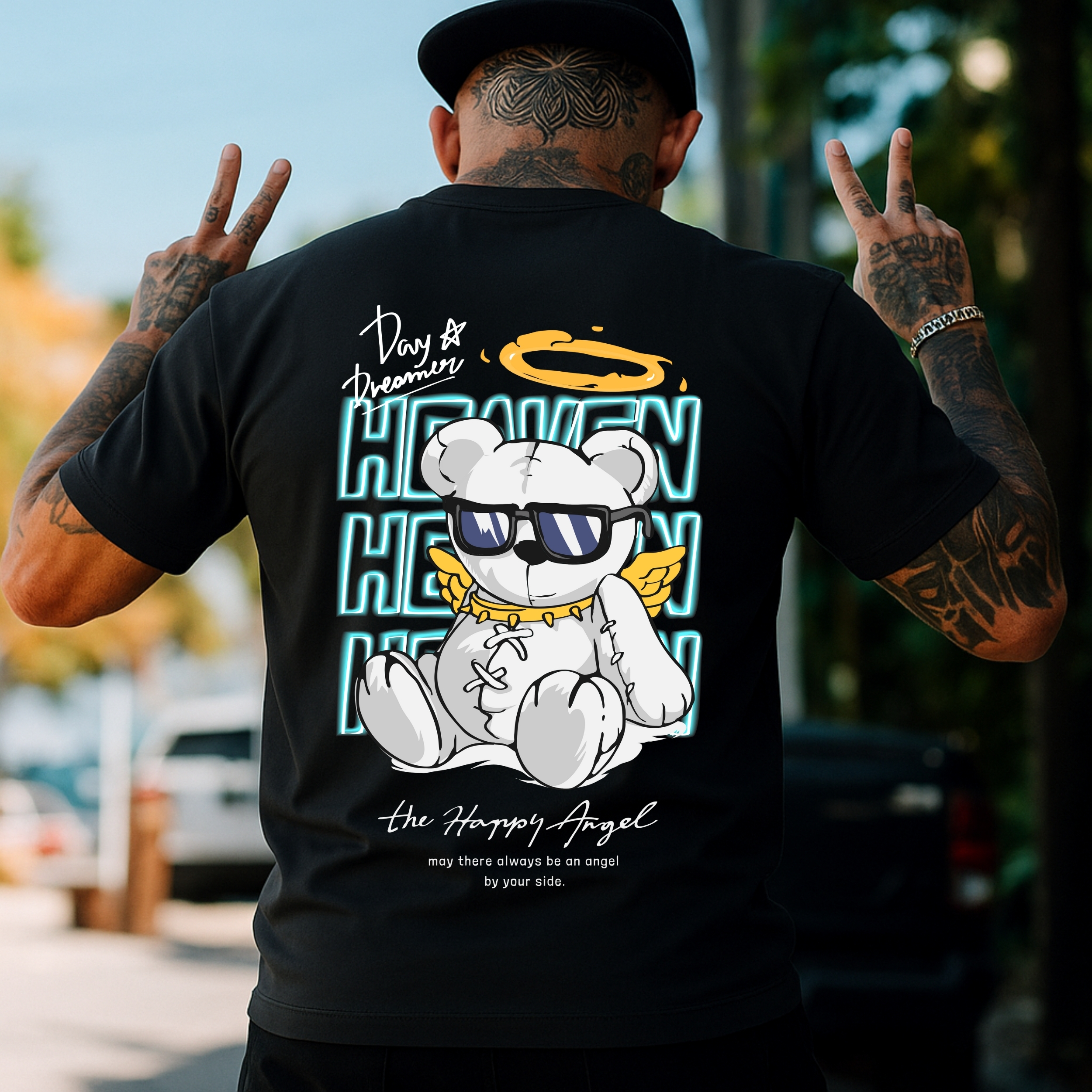 Camiseta Negra “Happy Angel” – Diseño Oso Urbano con Alas y Halo Camiseta Negra “Happy Angel” – Diseño Oso Urbano con Alas y Halo