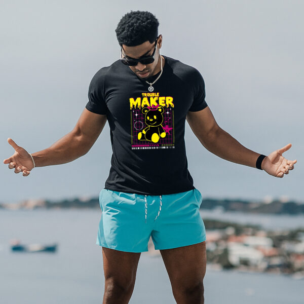 Camiseta Negra Unisex “Trouble Maker” – Moda Streetwear con Estilo Audaz