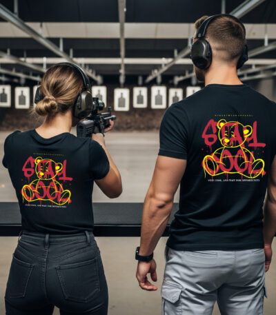 Camiseta Negra Unisex “Stay Cool” – Diseño trasero con oso minimalista y mensaje motivador