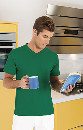 Modern kitchen with steel oven and hood Camiseta SUN - Imagen 1