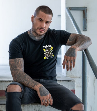 Camiseta Negra Unisex “Intense” – Diseño urbano con oso y cintas de advertencia