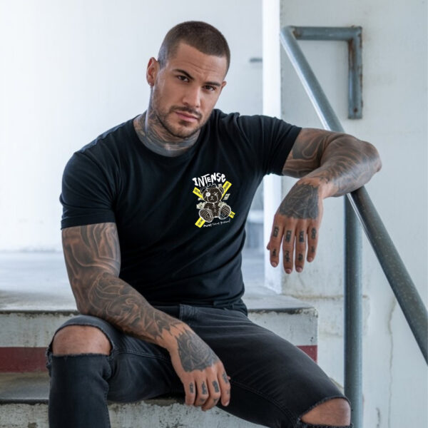 Camiseta Negra Unisex “Intense” – Diseño urbano con oso y cintas de advertencia