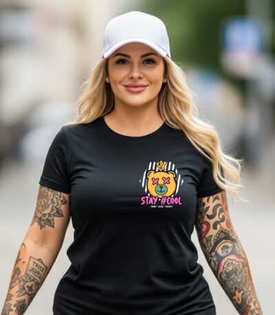 Camiseta Negra Unisex “Stay Cool” – Diseño urbano con oso y corona