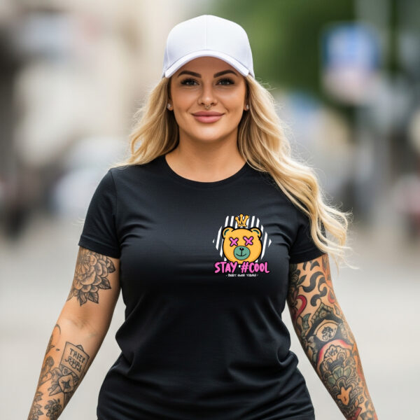 Camiseta Negra Unisex “Stay Cool” – Diseño urbano con oso y corona