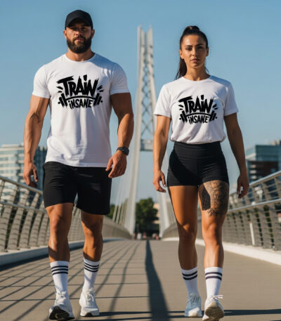 Camiseta Blanca “Train Insane” – Moda Fitness para Entrenamiento Extremo