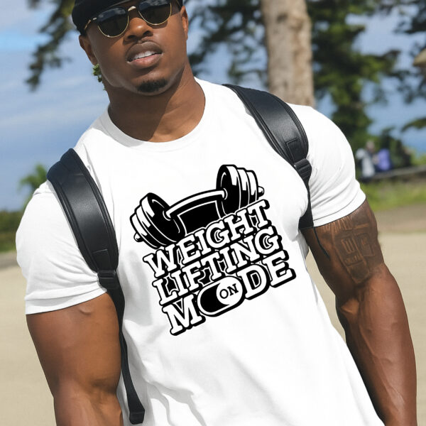 Camiseta Blanca “Weight Lifting Mode” – Estilo Fitness con Pesas