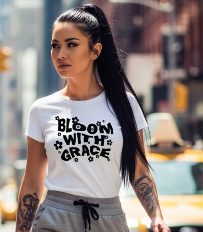 Camiseta Blanca Premium Mujer "Bloom With Grace" – Estilo Streetwear Floral