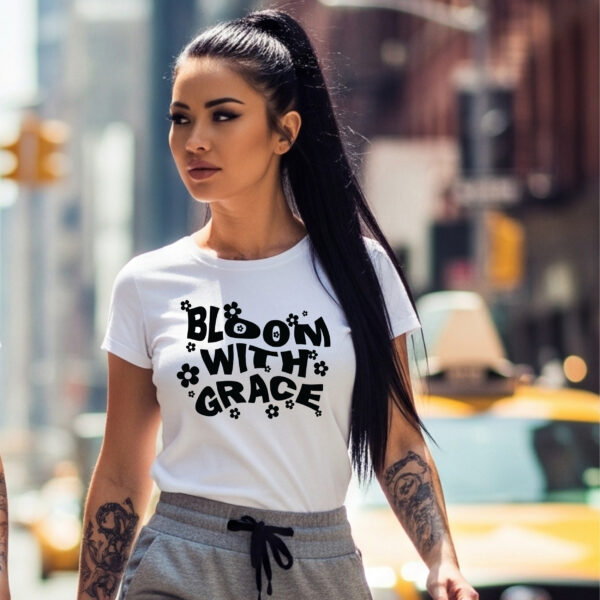 Camiseta Blanca Premium Mujer "Bloom With Grace" – Estilo Streetwear Floral