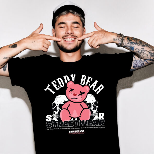 Camiseta Negra «Teddy Bear Streetwear» – Estilo Urbano con Actitud