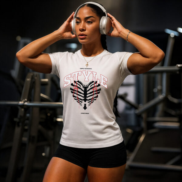 Camiseta Blanca «STYLE» – Diseño Urbano con Estampado de Grafito y Detalles Rojos
