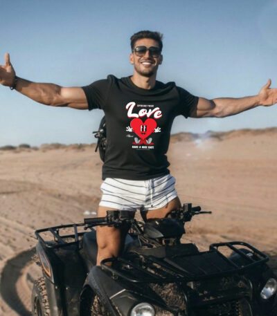 Camiseta Negra «Spread Your Love» – Estilo Streetwear con Corazón Animado