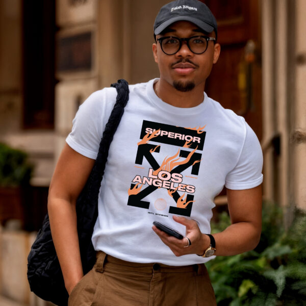 Camiseta Blanca Premium «Superior Los Angeles» – Estilo Urbano con Diseño en Llamas