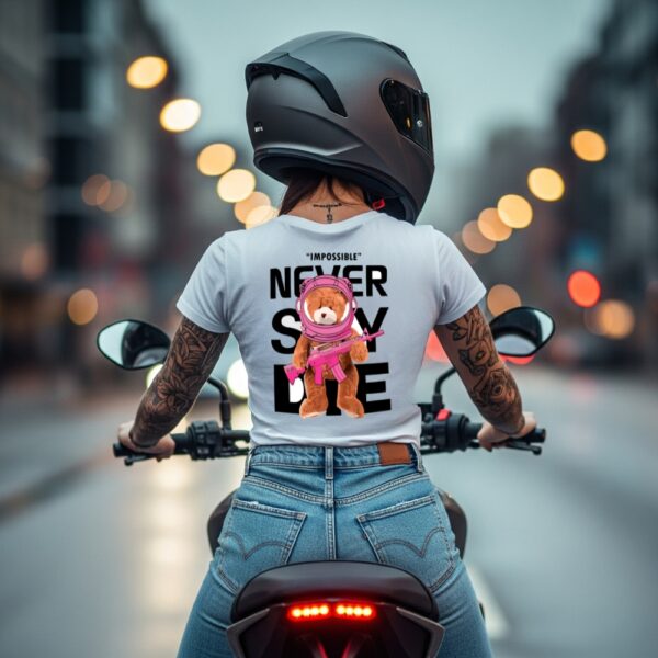 Camiseta Blanca “Never Say Die” – Streetwear Rebelde Unisex
