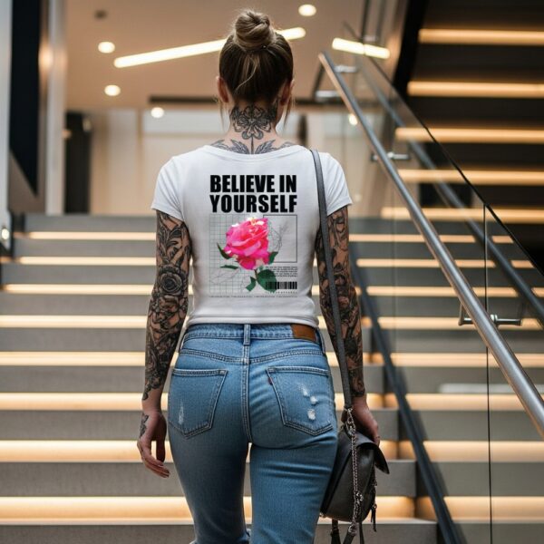 Camiseta Blanca “Believe in Yourself” – Streetwear Motivacional Unisex