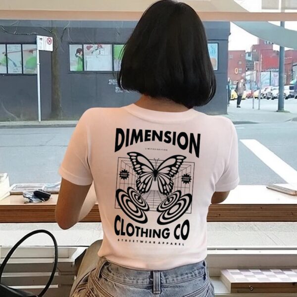 Camiseta Blanca Unisex “Dimension” – Estilo Streetwear con Mariposa y Diseño Futurista