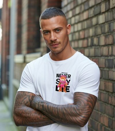 Camiseta Blanca Premium «Never Say Die» – Estilo Urbano con Toque Divertido