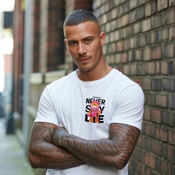 Camiseta Blanca Premium «Never Say Die» – Estilo Urbano con Toque Divertido