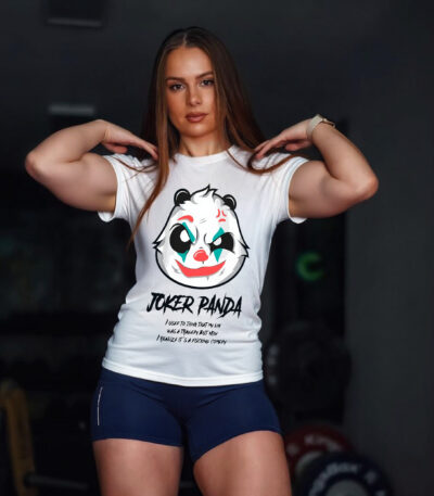 Atrévete a romper las reglas. Haz tuya la camiseta «Joker Panda» y luce un estilo irreverente con actitud.